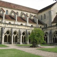 Abbaye de Noirlac - le cloître, et vue sur l'église
