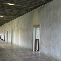 Abbaye de Noirlac - couloir desservant le dortoir des moines et les cellules plus confortables aménagées au XVIIIe siècle. Au bout du couloir, l'escalier des matines conduit à l'église et à sa gauche, une porte ouvre l'accès aux terrasses qui surplombent le cloître