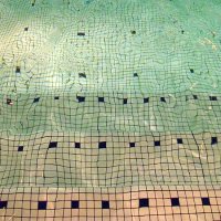 Détail appréciable, la piscine est entièrement carrelée. La descente par les marches côté petit bain.