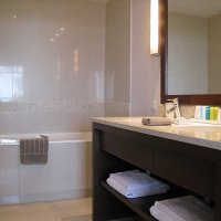 Hôtel Anne de Bretagne - junior suite Océan. Belle salle de bain avec baignoire et…