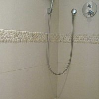 Hôtel Anne de Bretagne - junior suite Océan… vaste douche. Il y a un grand pommeau au dessus, bien sûr !