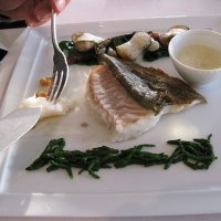 La cuisine de Philippe Vételé : Turbot sauvage à la plancha, coquillages de la Côte, émulsion de boucaults de pays. (les boucaults ou boucauts :  nom donné aux crevettes dans l'ouest de la France)