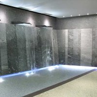 Resort Barrière Ribeauvillé - l'accès aux trois bassins du spa : douches en cascades et pédiluve obligatoire