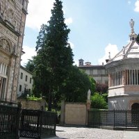 Bergame - piazza del Duomo : il Battistero ( le Baptistère). Initialement  construit dans la nef centrale de Santa Maria Maggiore par Giovanni da Campione en 1340, il fut déplacé plusieurs fois avant d'être installé à côté de la Cappella Colleoni. 