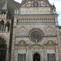 Bergame - piazza del Duomo : le portail nord de Santa Maria Maggiore et la Cappella Colleoni. La chapelle funéraire a été construite sur l'ancien emplacement de la sacristie de la basilique Santa Maria Maggiore.