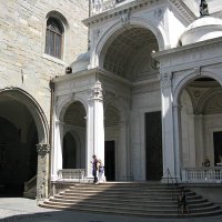 Bergame - piazza delle Duomo : la façade, remaniée dans le style néoclassique au XIXe siècle, de la cathédrale et une arche du rez-de-chaussée du palazzo della Ragione. 