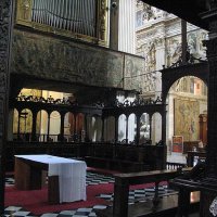Bergame - Santa Maria Maggiore : le chœur. A voir, les stalles et les panneaux de marqueterie exécutés d'après des dessins de Lorenzo Lotto par Giovan Francesco Capoferri (XVIe siècle).