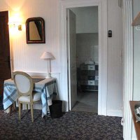 Le Manoir, chambre charme : une petite entrée (dotée d'une double porte)  isole des parties communes pour une parfaite tranquillité. 
