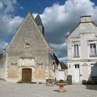 Chenonceaux, place de La Mairie, l'église Saint-Jean-Baptiste (XIIe) inscrite à l'inventaire supplémentaire des Monuments Historiques depuis 1947.