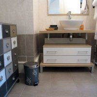 Le Manoir, chambre charme : dans la salle de bain, jolies nuances de gris rehaussées par le bleu de la porte, meuble ancien peint et aménagement contemporain. Serviettes moelleuses de toutes tailles et peignoirs…