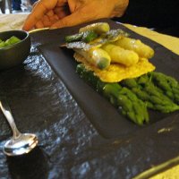 Le Bon Laboureur - Millefeuille d'asperges blanches et vertes, crème de petits pois, vinaigrette aux herbes.