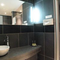 La sobriété zen de la salle de bain