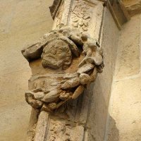 Hôtel de Bourgtheroulde - détail de la cour intérieure : médaillon ornant un des pilastres qui encadrent le portail.