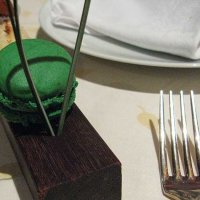 Les mignardises : macaron menthe, bouchée à la noix de coco, truffe au chocolat…s