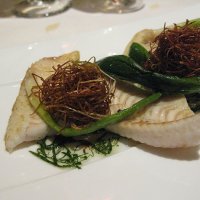 La sole : filet de grosse sole, curcuma et curry, herbes parfumées, poireaux frits. La mise en valeur d'un beau produit avec simplicité. Certes, une simplicité qui requiert du métier et du talent, mais qui offre le plaisir pur de savoir ce qu'on déguste.
