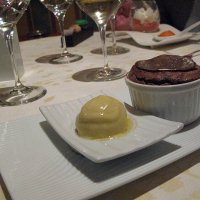 Soufflé chaud au chocolat au lait, sorbet à la banane - gingembre