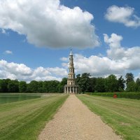 Pagode de Chanteloup est située à la lisière de la forêt d'Amboise. De l'immense parc d'origine subsistent 14 hectares d'allées forestières où se balader, dont les 7 allées en patte d'oie qui convergent vers la Pagode.
