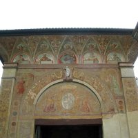 La chartreuse de Pavie : l'extérieur du premier vestibule - les fresques de Bernardino de Rossi