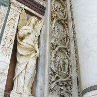 Statue d'un ange et frise verticale sculptée -à gauche du portail