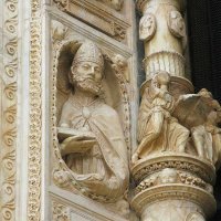 Détail de la fenêtre précédente -  colonnette sculptée et haut-relief