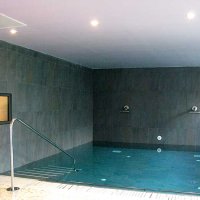 Château des Tourelles, la piscine intérieure - bassin d'eau de mer avec jets sous-marins et cols de cygnes pour se masser le dos. L'Espace Hydromarin propose aussi saunas, hammam et salle de gym.