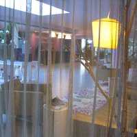 Château des Tourelles, la réception vue d'un des espaces salons aménagés dans l'atrium central