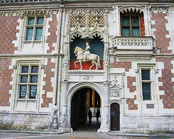 château de Blois - entrée aile Louis XII chat blois 2