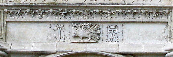 Château de Blois - détail de la façade ext. Louis XII chat blois 7