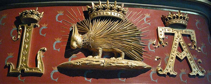 château royal de Blois - détail cheminée chat blois 9