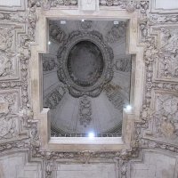 Château de Blois –  l’intérieur de l’aile Gaston d’Orléans la double coupole emboîtée décorée de compartiments sculptés.