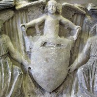 Château de Blois – le musée lapidaire : détail du fronton de l’aile Louis XII (façade extérieure) dont les symboles royaux ont été effacés à la Révolution.