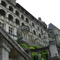 Château de Blois – la façade des Loges – partie ouest et l’emprise de l’ouvrage de Mansart qui a tronqué l’aile François Ier.