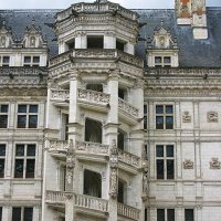 Château de Blois –  l’aile François Ier – l’escalier à vis octogonal, de type hors d’œuvre, mais dont trois côtés sont encastrés dans le bâtiment. Contraste entre les solides contreforts et l’apparence de légèreté due aux grandes baies et à la finesse des ornementations.