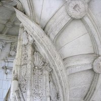 Château de Blois –  l’aile François Ier – l’intérieur de l’escalier : pilier central à décor de candélabres et de coquilles Saint-Jacques, médaillons portant les attributs royaux sur la voûte.