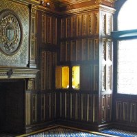 Château de Blois –  l’aile François Ier – le Studiolo, appelé aussi cabinet de la Reine, mais en fait cabinet de travail de François Ier. Les 180 panneaux de chêne sculpté polychrome (certains dissimulent des placards à mécanisme secret) sont authentiques (avant 1520). La cheminée et le plafond ont été remaniés par Félix Duban.  