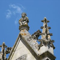 Détail des sculptures qui ornent les fenêtres de  la galerie haute.