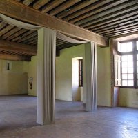 La salle des gardes côté logis ouest. Dans le mur du fond, une meurtrière donnant dans l'escalier permettait de contrôler l'accès au premier étage.