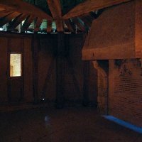 Tour d'angle ouest : la salle de guet aux murs à pans de bois et torchis. Le sol en pierre en est légèrement incliné car la tour fut d'abord couverte en terrasse et il fallait faciliter l'évacuation des eaux de pluies. 