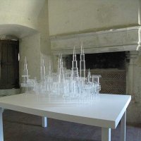 Petits appartements du second : chambre privée dans la tour. Et une œuvre de l'exposition Châteaux féériques :  le Château fantôme de Fabrice Langlade. 