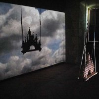 Petits appartements du premier étage. Dans la chambre privée de la tour, une œuvre de l'exposition Châteaux féériques : une projection de Katia Bourdarel