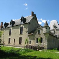 Le logis sud côté jardin (derrière le promeneur on distingue la porte du couloir qui y donne accès). La chapelle, sous laquelle passe le bief et l'échauguette de la galerie haute. 