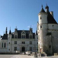 Chenonceau - Au premier plan à droite, la tour des Marques. Au second plan, la façade nord du logis Renaissance - au centre le portail d'entrée et le balcon du vestibule Catherine Briçonnet, à gauche la Chapelle 
