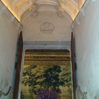 Chenonceau - l'escalier - arrivée au vestibule Catherine Briçonnet. Les dessus de portes et les arches des paliers sont ornés de médaillons