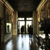 Chenonceau- le vestibule Catherine Briçonnet - au fond, le balcon qui offre une belle vue sur le jardin Catherine de Médicis, la Tour des Marques, le jardin de Diane…