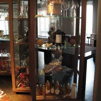 Les vitrines pour quelques emplettes et derrière la salle du petit-déjeuner