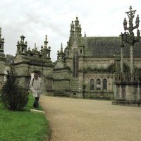 Enclos paroissial de Saint-Thégonnec - le dos de la porte triomphale, l'ossuaire et le calvaire