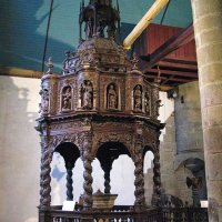 Eglise Saint Miliau - le baptistère (1675) en chêne sculpté. Magnifique ouvrage dont l'auteur est anonyme. Il est constitué de huit colonnes torses qui supportent un baldaquin Renaissance surmonté d'un tambour octogonal agrémenté de statuettes, au-dessus un dôme entouré d'une balustrade ajourée. Pour couronner l'ensemble, un lanternon surmonté d'un ange. Au centre, fonts baptismaux en granit.