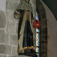 L'église Saint Miliau. Saint Yves patron des avocats (entrée du chœur à gauche).