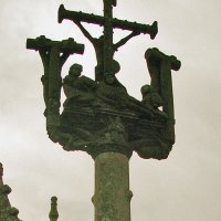 détail du calvaire de Lampaul-Guimiliau, vu de l'intérieur de l'enclos - cette face présente une Piéta en Kersanton. 