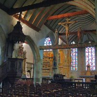 Eglise Notre-Dame de Lampaul-Guimiliau - dans la nef centrale, la chaire (1759-1760) et la Poutre de Gloire (XVIème siècle)
